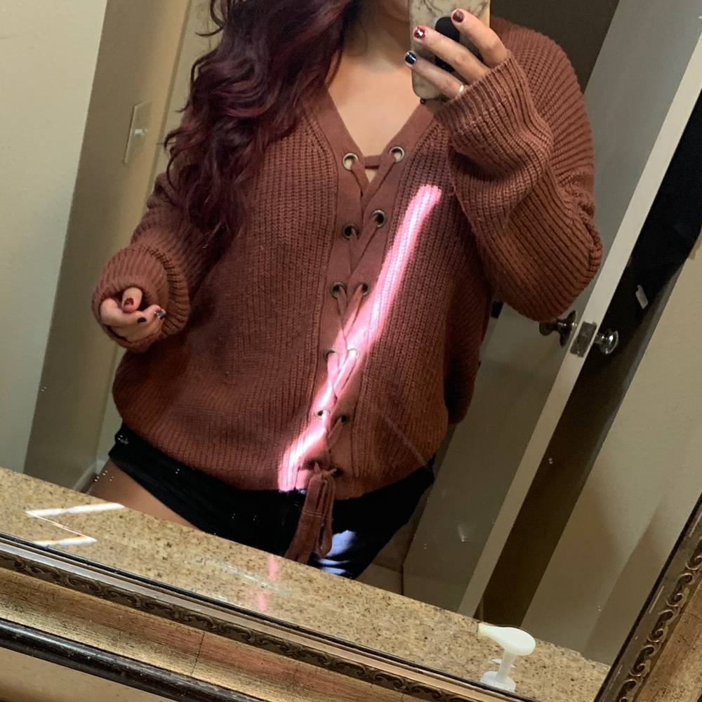 🖤 Beautiful mauve lace up sweater